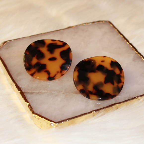LAST ONE!! Tortoise Shell Disc Earrings - Picture 2 of 8